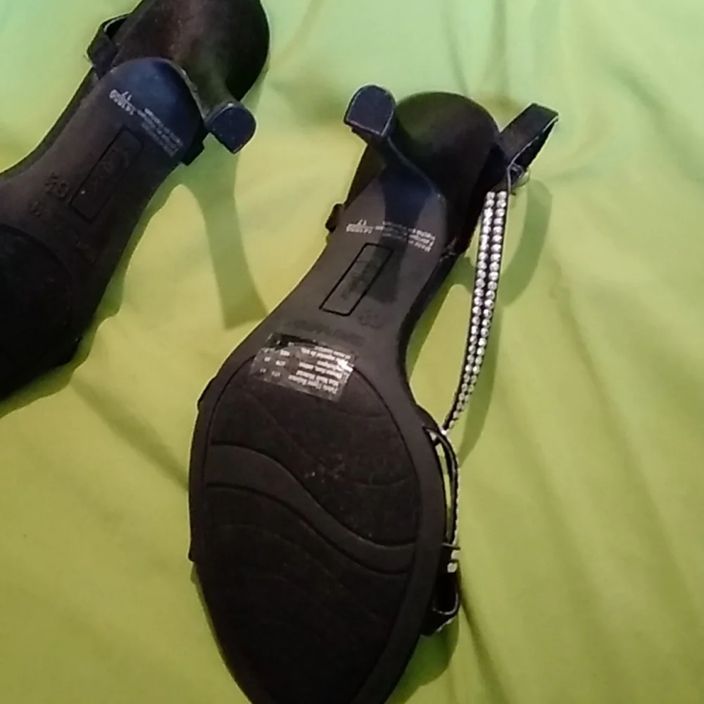 Heels - Picture 3 of 4